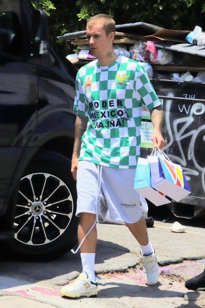 glow your looks justin-bieber-is-seen-leaving-cannabis-store-wonderbrett-new balance dad shoes